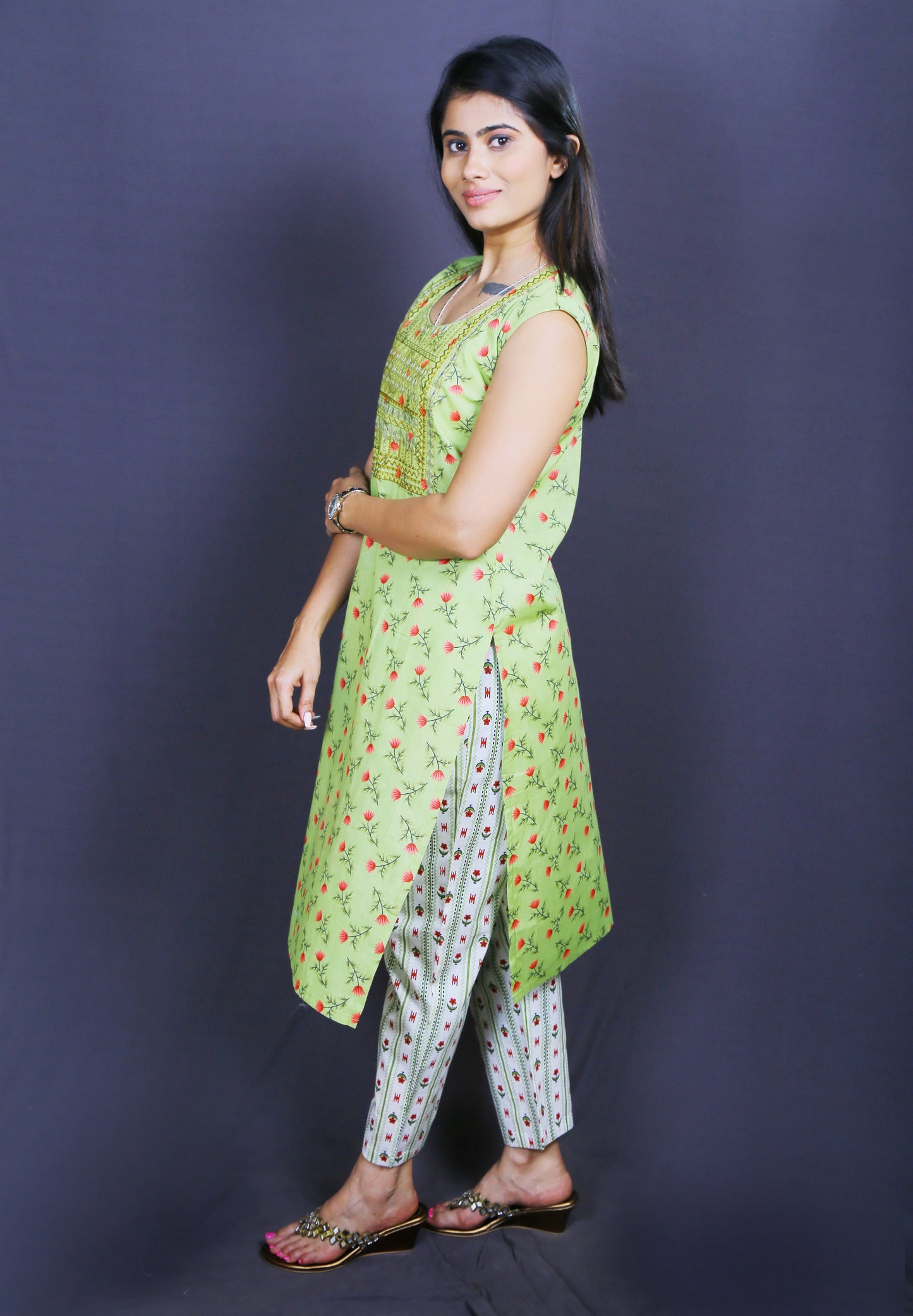 Women Green Ethnic Print Straight Kurta Set Sleeveless
