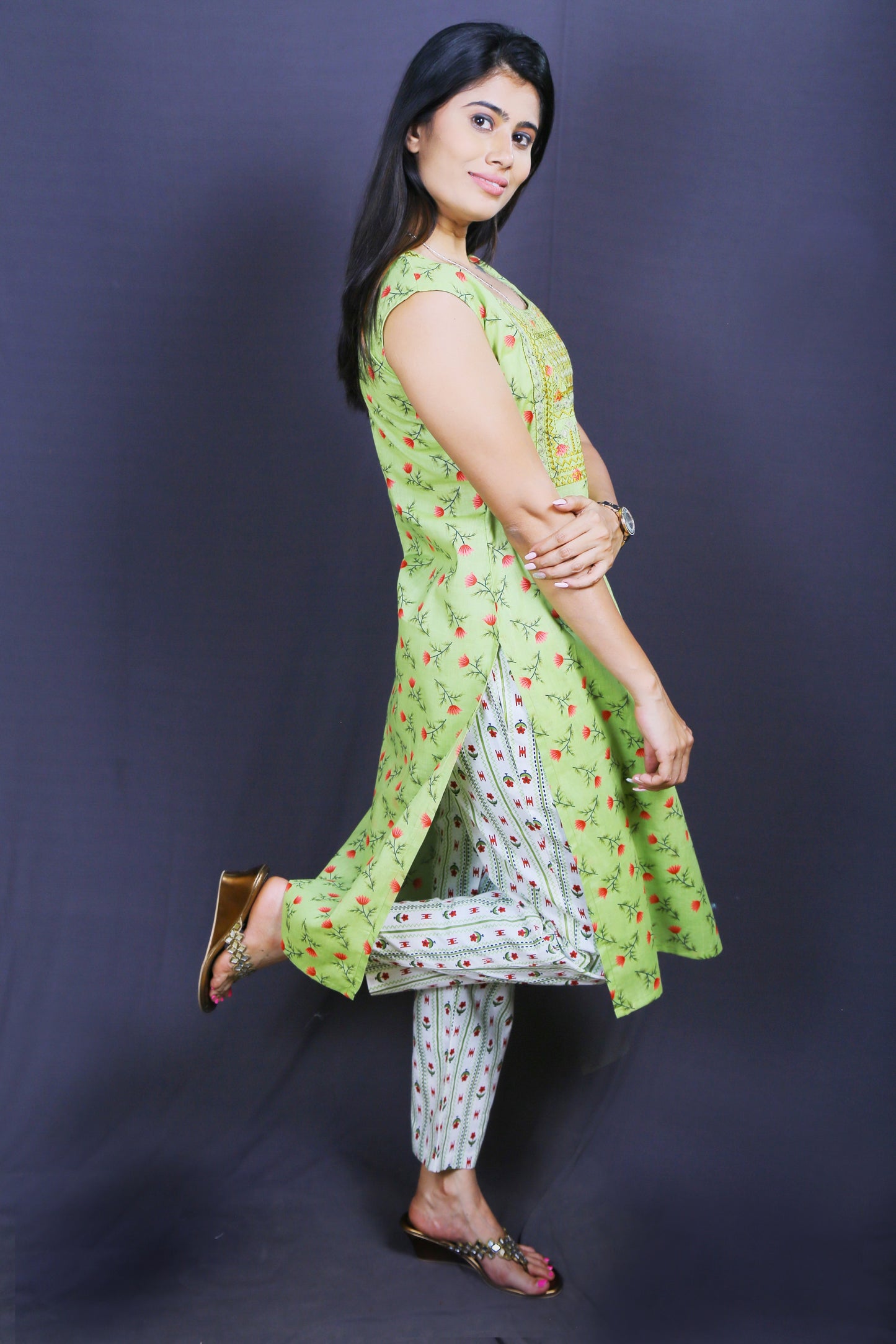 Women Green Ethnic Print Straight Kurta Set Sleeveless