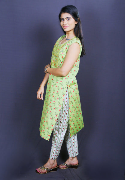 Women Green Ethnic Print Straight Kurta Set Sleeveless