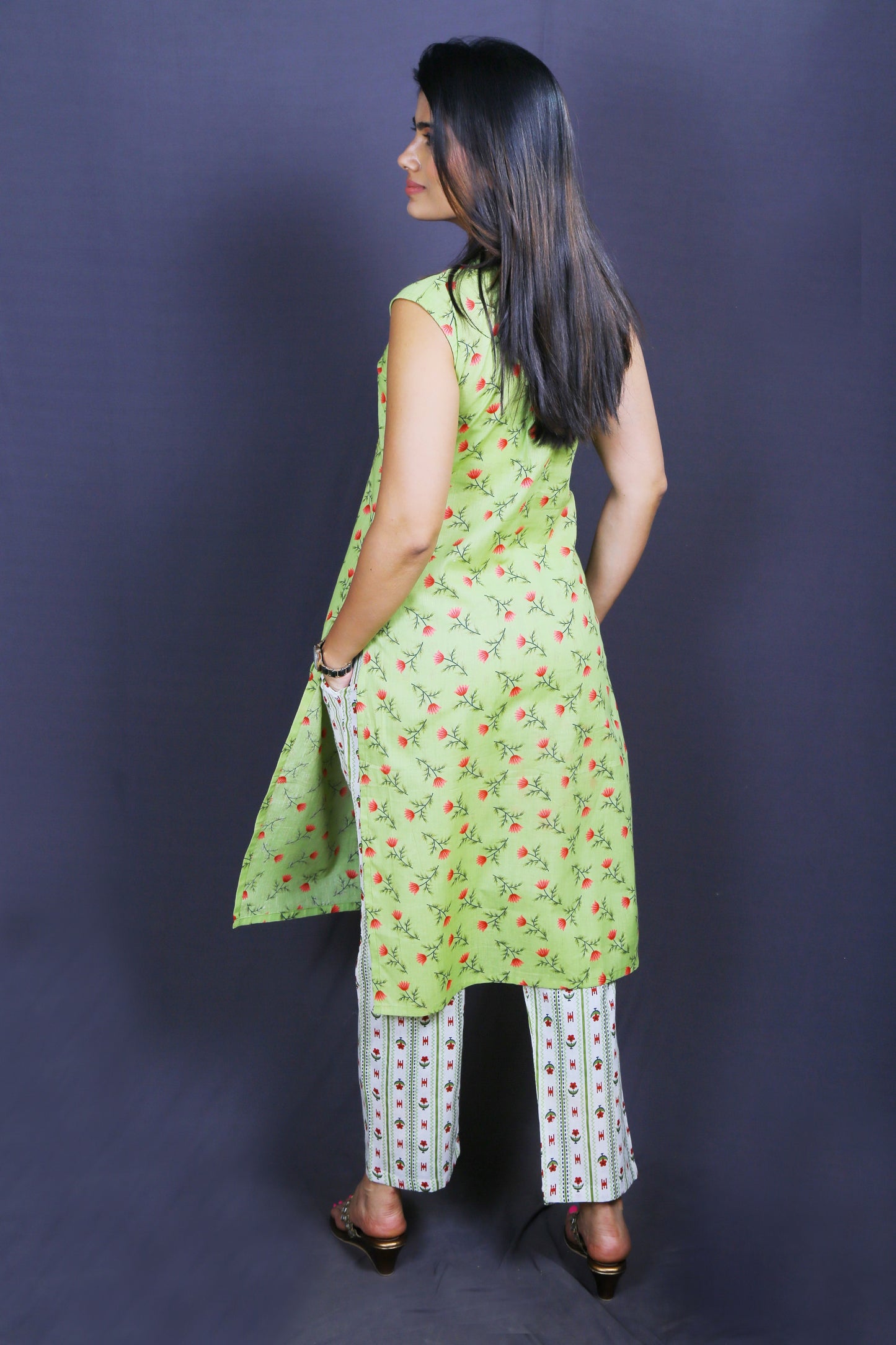 Women Green Ethnic Print Straight Kurta Set Sleeveless