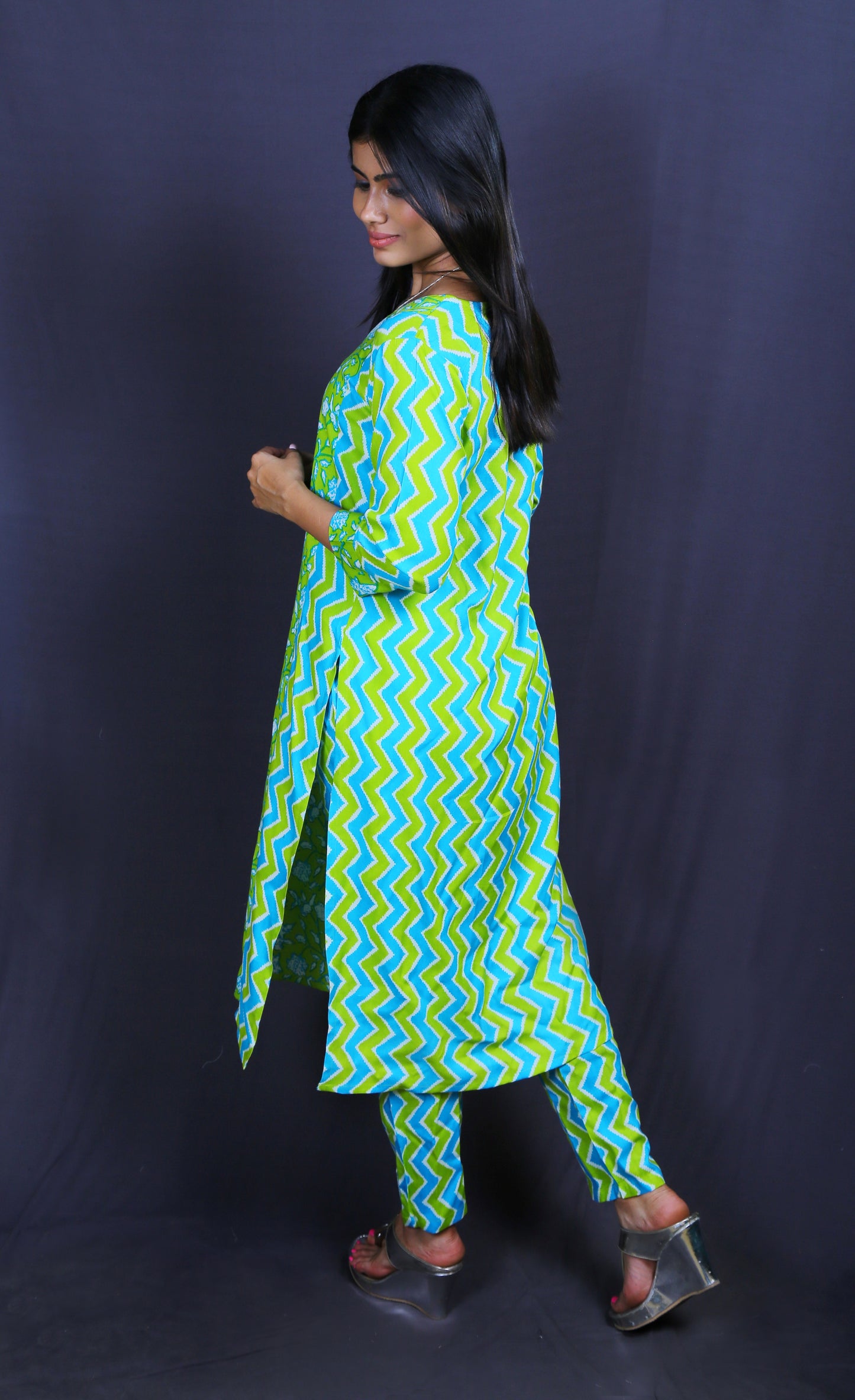 Women Green and Blue Ethnic Print Straight Kurta Set