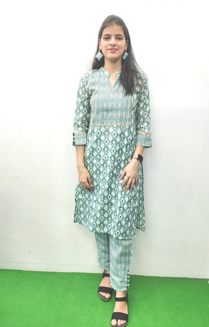 Women Green and White Ethnic Print Straight Kurta Set with embroidery with earring