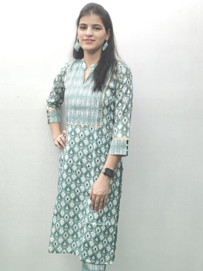 Women Green and White Ethnic Print Straight Kurta Set with embroidery with earring