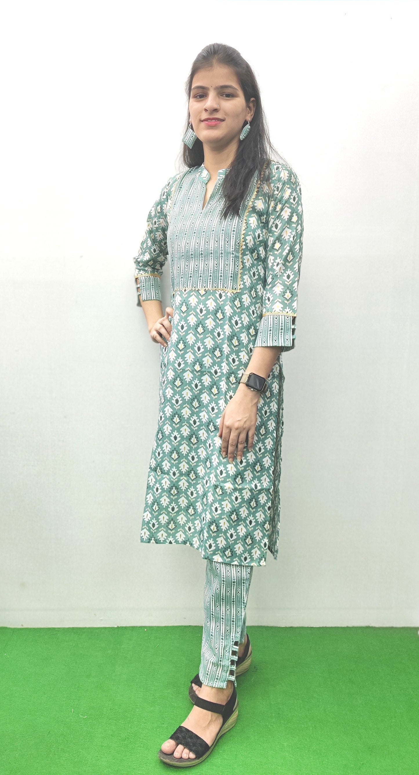 Women Green and White Ethnic Print Straight Kurta Set with embroidery with earring
