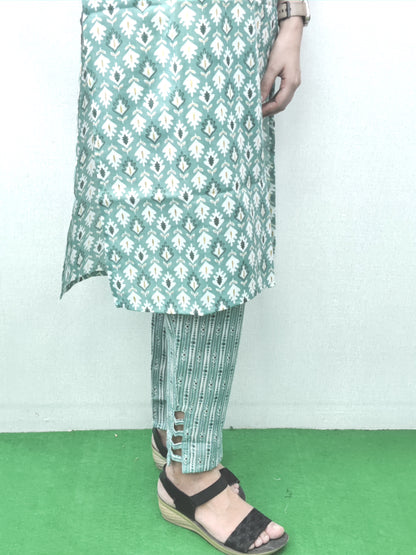 Women Green and White Ethnic Print Straight Kurta Set with embroidery with earring